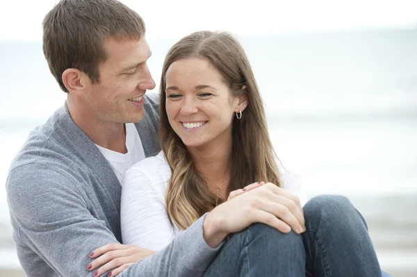 Jong stel op het strand — Stockfoto