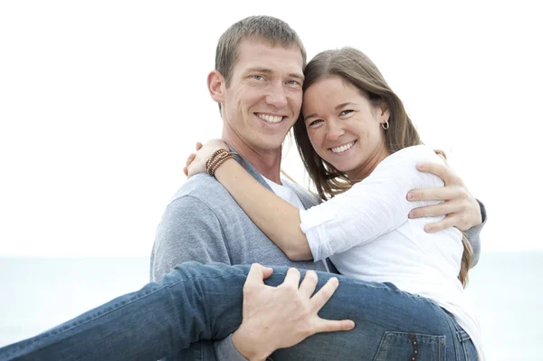 Jeune couple sur la plage — Photo