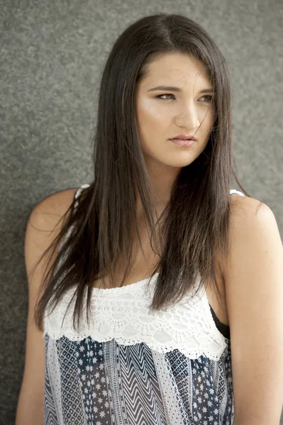 Brunett tjej poserar på en mörk grå bakgrund — Stockfoto
