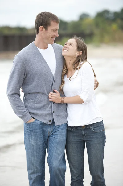 Jong stel op het strand — Stockfoto