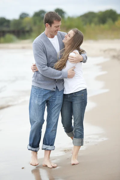 在海滩上的年轻夫妇 — 图库照片