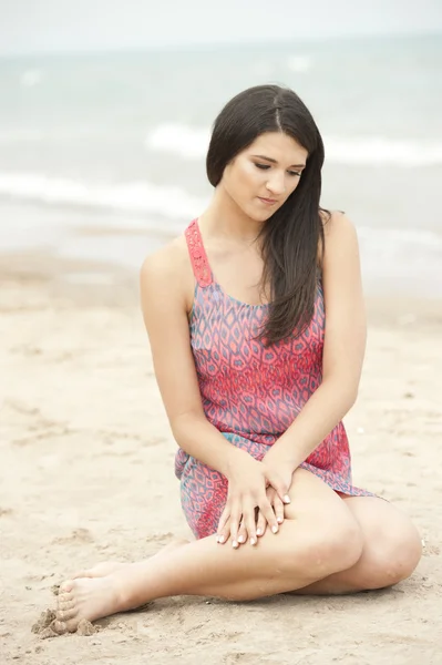 坐在沙滩上的女模特 — 图库照片