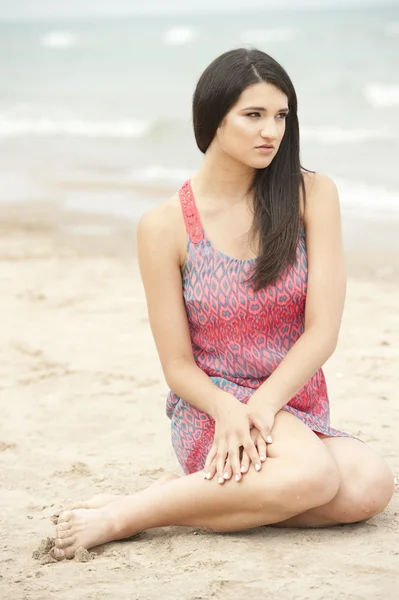 坐在沙滩上的女模特 — 图库照片