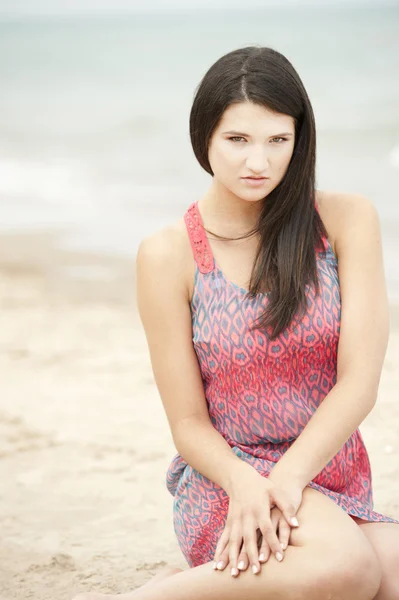 美丽的女模特，在海滩 — 图库照片