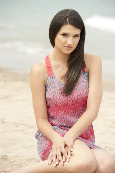 Vacker kvinnlig modell vid stranden — Stockfoto