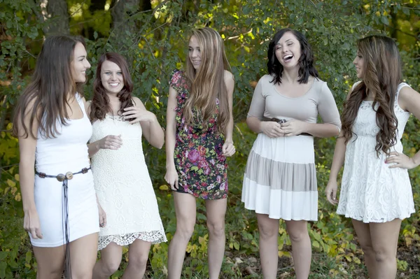 Meninas jovens posando ao ar livre — Fotografia de Stock