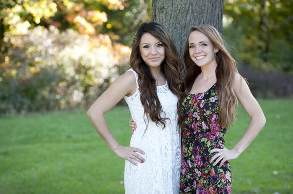 Les jeunes filles posant en plein air — Photo