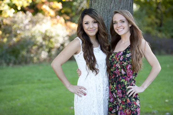 Les jeunes filles posant en plein air — Photo