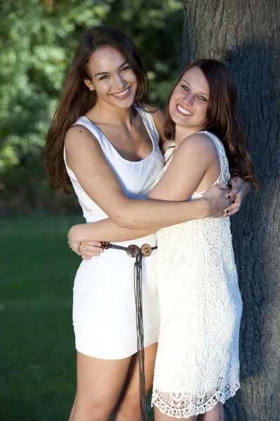 Chicas jóvenes posando al aire libre — Foto de Stock