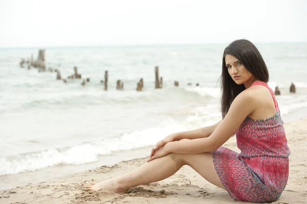 Female model sitting at the beach — Stock Photo, Image