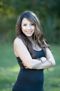 Genç esmer kız açık havada poz