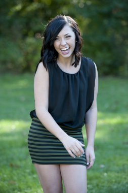 Genç esmer kız açık havada poz