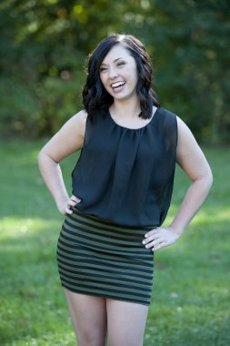 Genç esmer kız açık havada poz