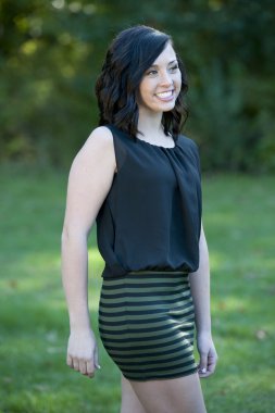 Genç esmer kız açık havada poz