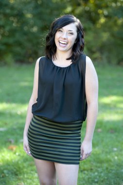 Genç esmer kız açık havada poz