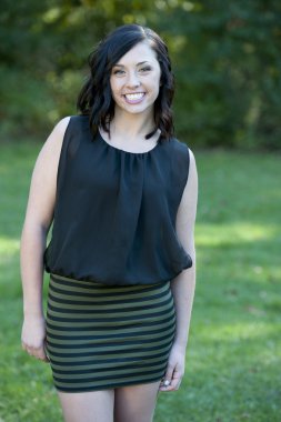 Genç esmer kız açık havada poz