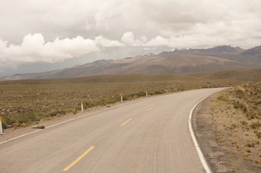 Arequipa yakınındaki Perulu karayolu