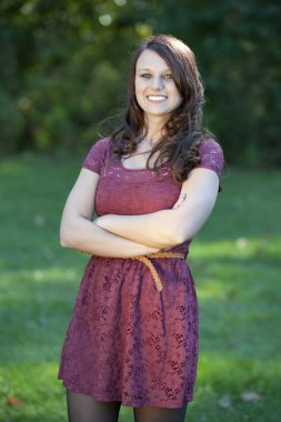 Genç esmer kız açık havada poz