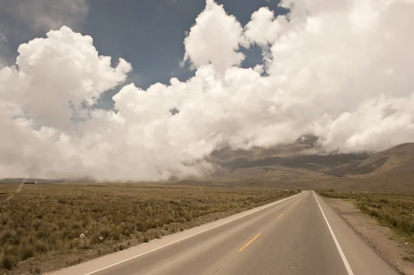 Peruanische straße in der nähe von arequipa peru — Stockfoto