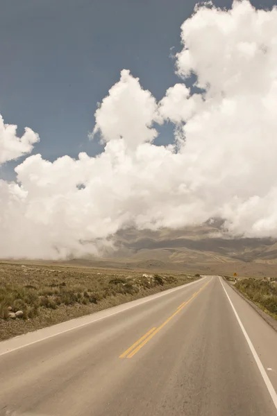 Perun tie Arequipa Perun lähellä — kuvapankkivalokuva