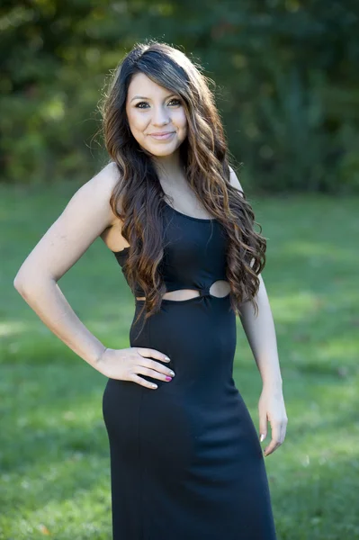 Young brunette girl posing outdoors — Stock Photo, Image