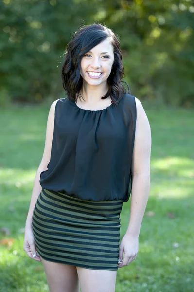 Young brunette girl posing outdoors — Stock Photo, Image