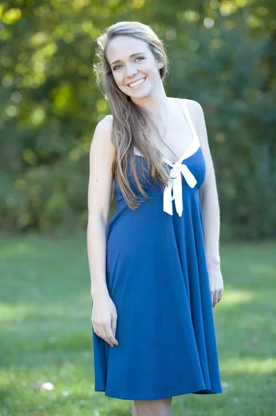 Junge brünette Mädchen posiert im Freien — Stockfoto