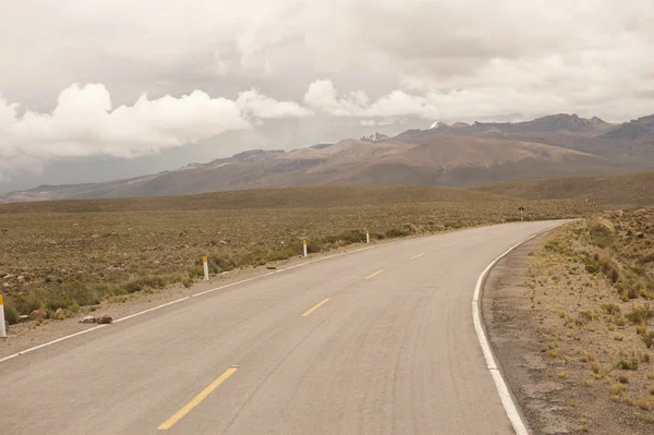 Arequipa yakınındaki Perulu karayolu — Stok fotoğraf