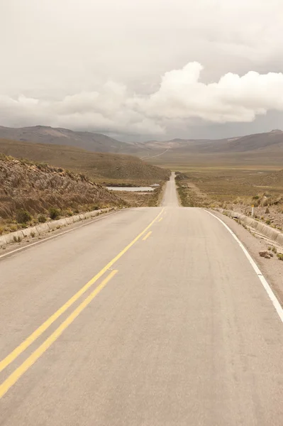 Strada peruviana vicino ad Arequipa — Foto Stock