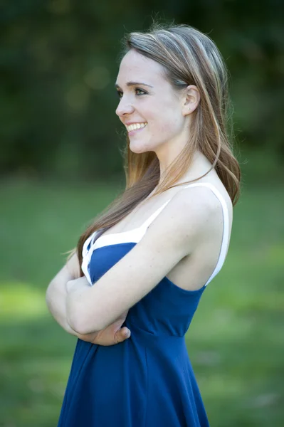 Young brunette girl posing outdoors — Stock Photo, Image