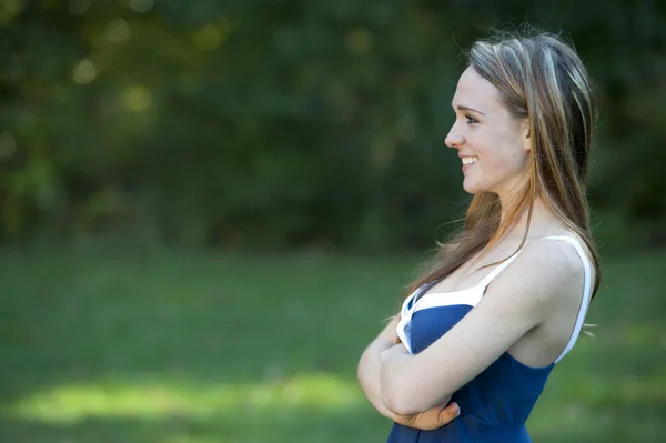 Giovane ragazza bruna posa all'aperto — Foto Stock