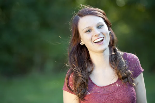 Young brunette girl posing outdoors — Stock Photo, Image