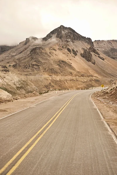 Перуанская дорога рядом с Арекипой — стоковое фото