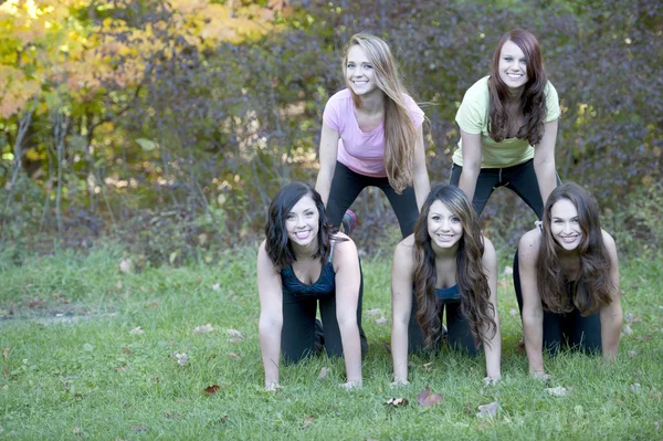 Girls created a human pyramid — Stock Photo, Image