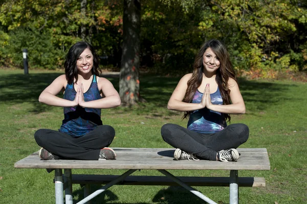 Meditation yoga pose utförs av unga flickor — Stockfoto