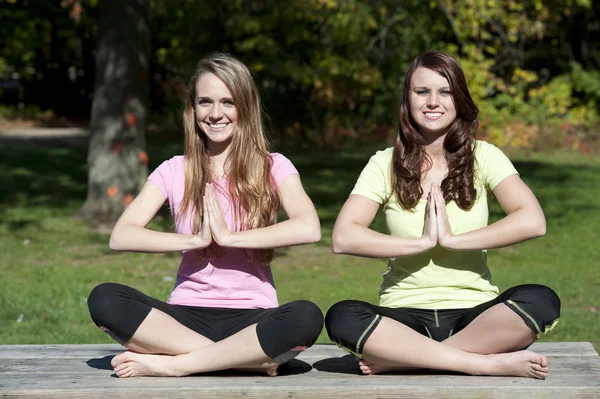 Young girls doing yoga — Stock Photo, Image