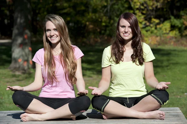 Unga flickor gör yoga — Stockfoto