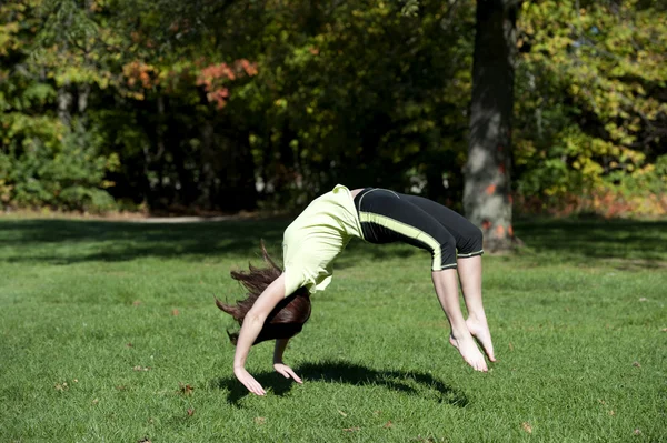 Modelo que executa ginástica — Fotografia de Stock