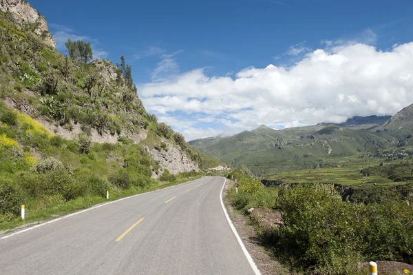 Peruvian roadway near Arequipa — Stock Photo, Image