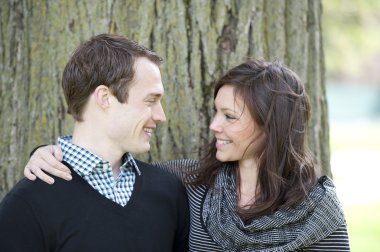 Bir park çekici çift