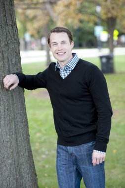 çekici genç erkek model açık havada poz