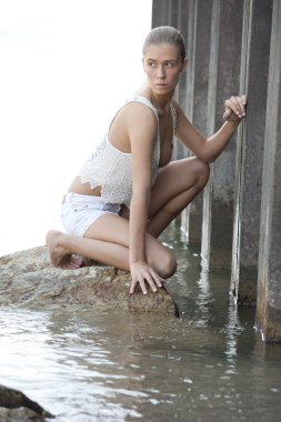 Su genç kadın modeli