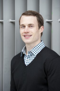 çekici genç erkek model açık havada poz