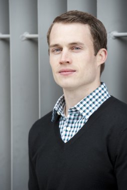 çekici genç erkek model açık havada poz