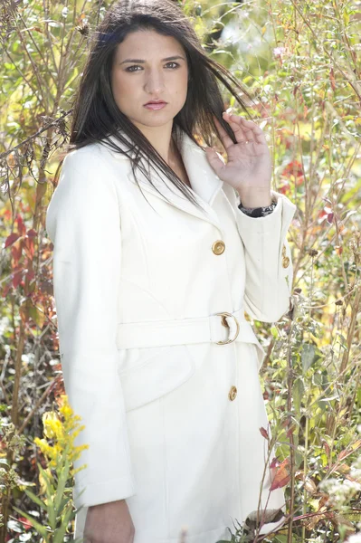 Ung flicka poserar i en vit jacka — Stockfoto