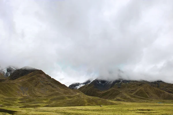 Cloudy mountain view — Stock Photo, Image