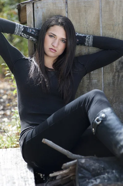Gadis cantik berpakaian serba hitam — Stok Foto