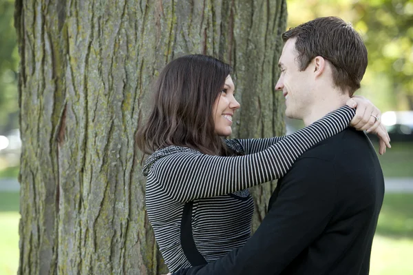 Atractiva pareja en un parque —  Fotos de Stock