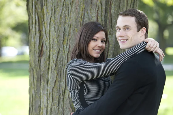 Casal atraente em um parque — Fotografia de Stock