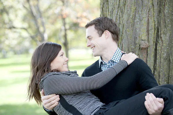 Attraktivt par på en park — Stockfoto